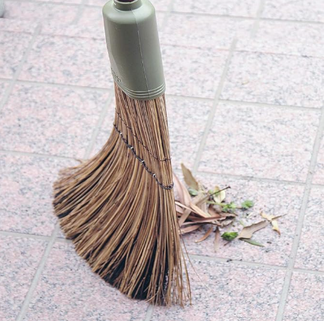 長柄のほうきに変えて、庭掃除が一気に楽になった話